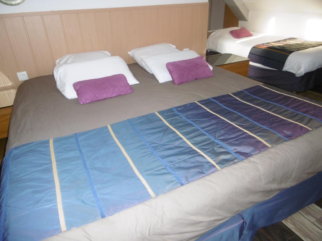Hotel De L'Arrivee Guingamp Exteriör bild